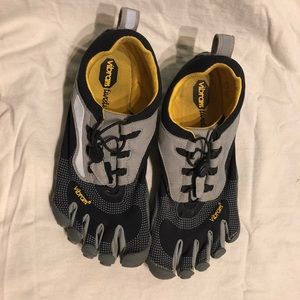 Vibram fivefingers toe shoes size 35 men’s
